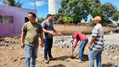 Prefeito Jarson acompanha obras de pavimentação da rua Menésio Dantas