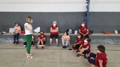 Prefeitura de Nova Floresta promove palestra com psicóloga para turma da ginástica da terceira idade