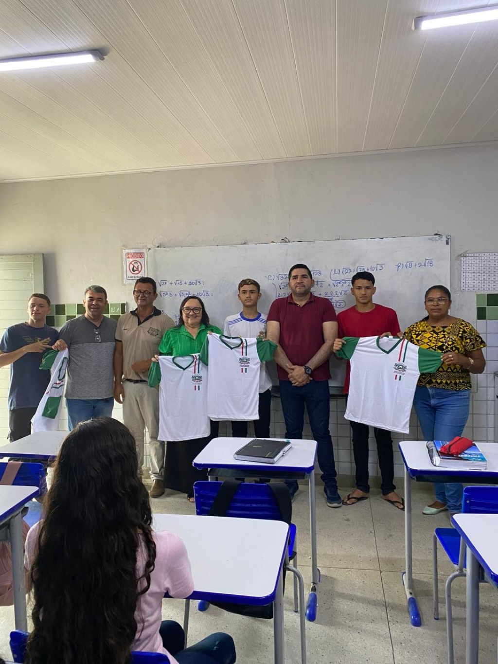O Prefeito Jarson Santos, em Parceria com a Secretária de Educação Maria Aldenora realizaram a distribuição de Fardamentos para toda Rede Municipal.