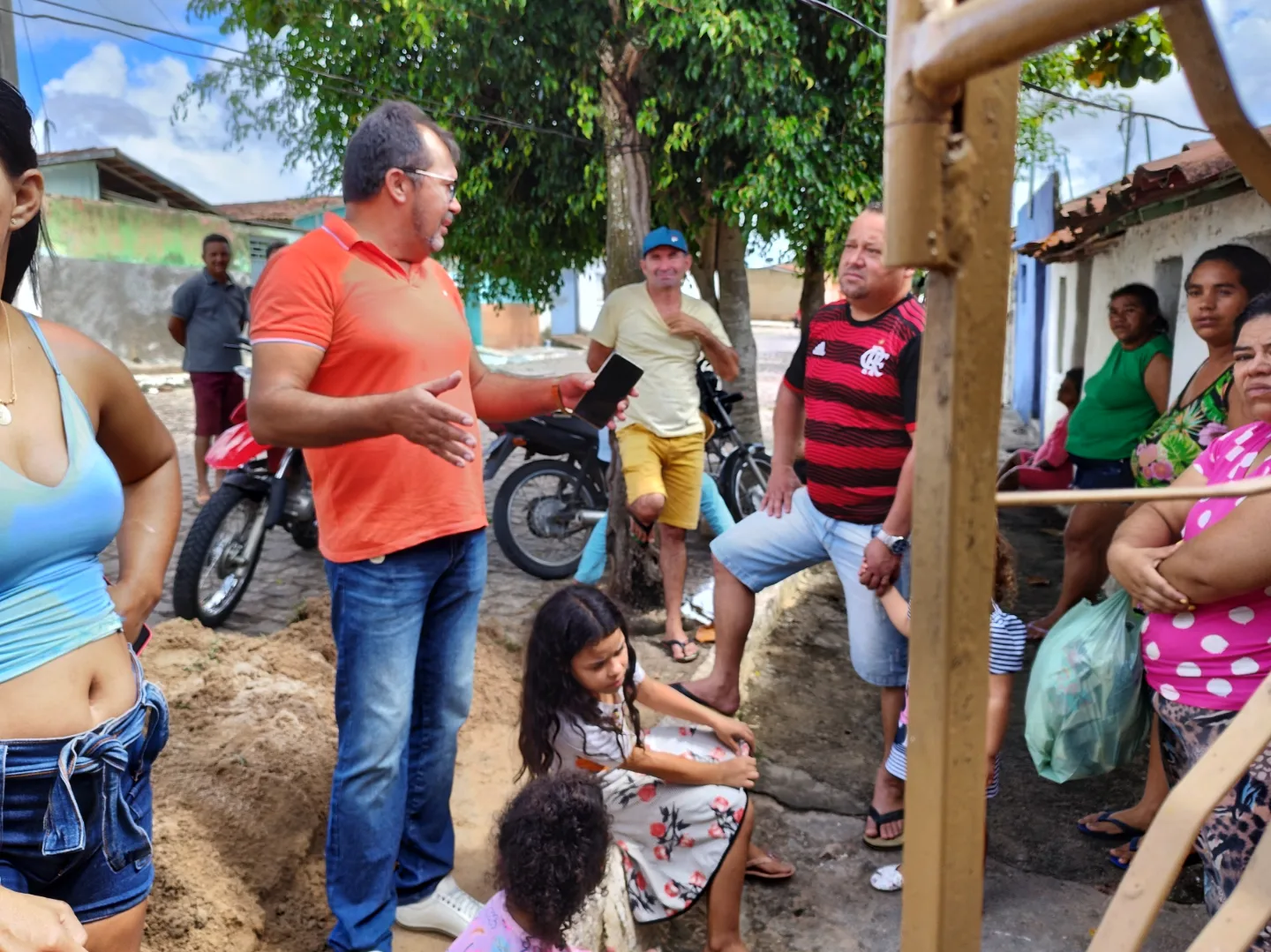 Prefeitura de Nova Floresta visita moradora prejudicada pelas chuvas para prestar assistência