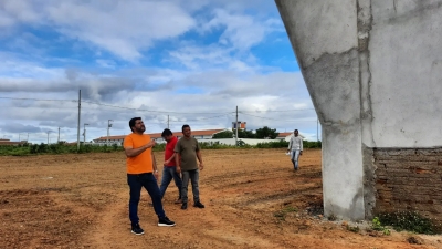 Prefeito Jarson acompanha retomada das obras de ginásio