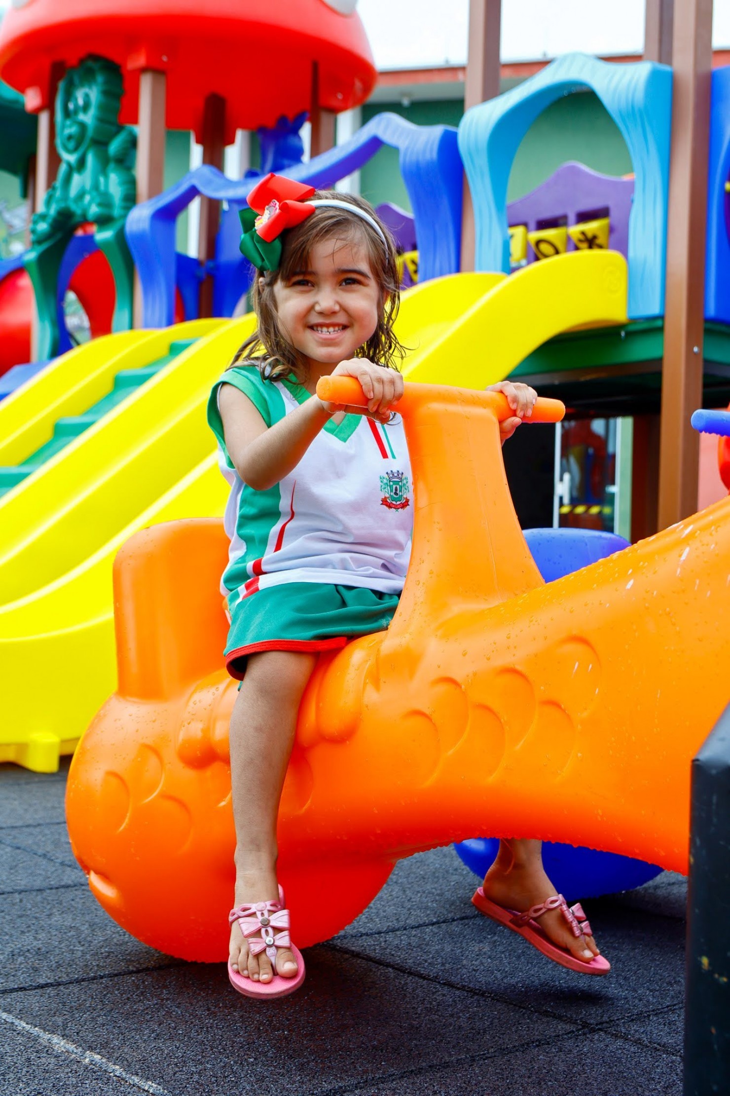 Creche Jéssica Dantas recebe novo playground para atividades lúdicas e recreativas