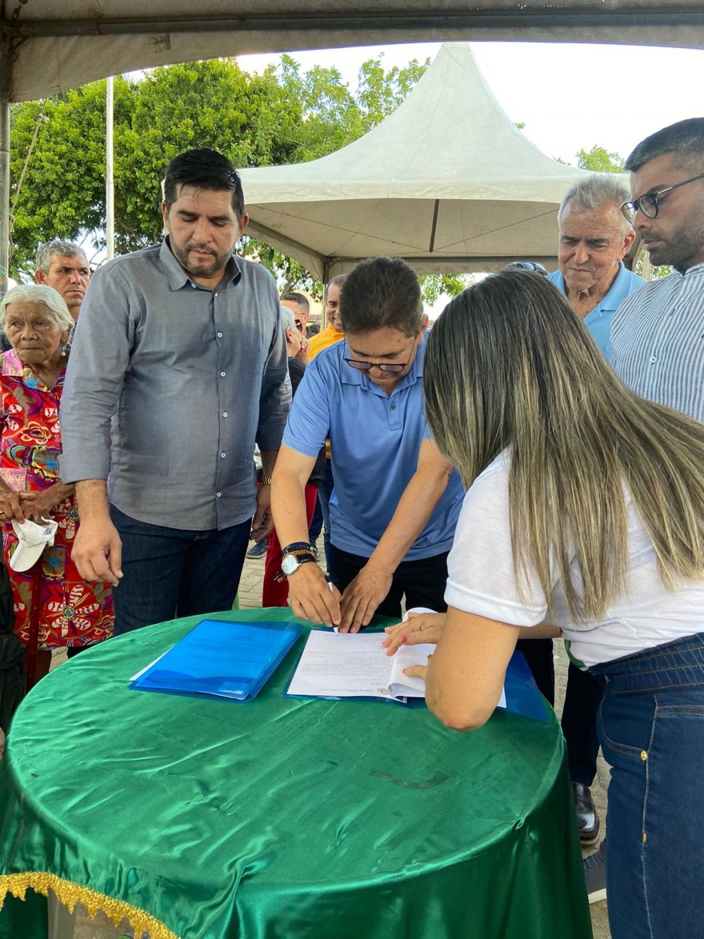 Prefeitura de Nova Floresta realiza entrega de novos veículos e assinatura de novas ordens de serviço.