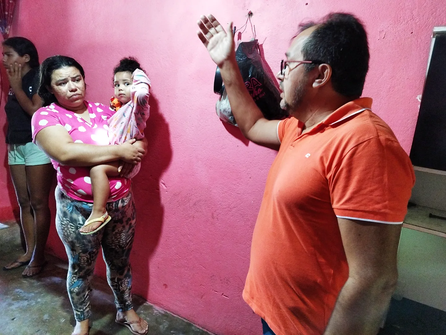 Prefeitura de Nova Floresta visita moradora prejudicada pelas chuvas para prestar assistência