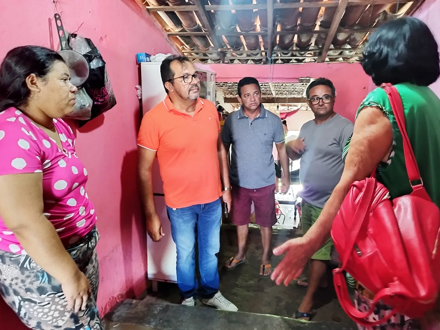 Prefeitura de Nova Floresta visita moradora prejudicada pelas chuvas para prestar assistência