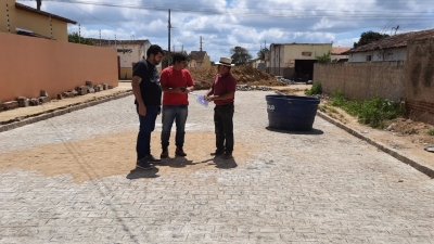 Prefeito Jarson visita obras de pavimentação na rua Menésio Dantas