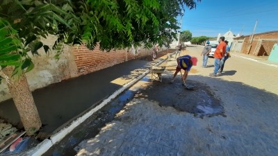 Prefeito Jarson acompanha serviços de revitalização de calçadas