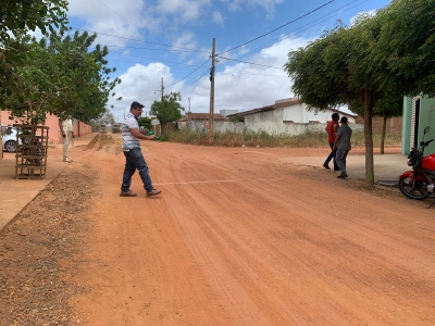 PREFEITURA INICIA AS OBRAS DE TERRAPLANAGEM NA RUA MANUEL JOÃO FILHO PARA PAVIMENTAÇÃO