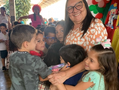 Prefeitura realiza entrega kits às crianças nas escolas da rede municipal de ensino.