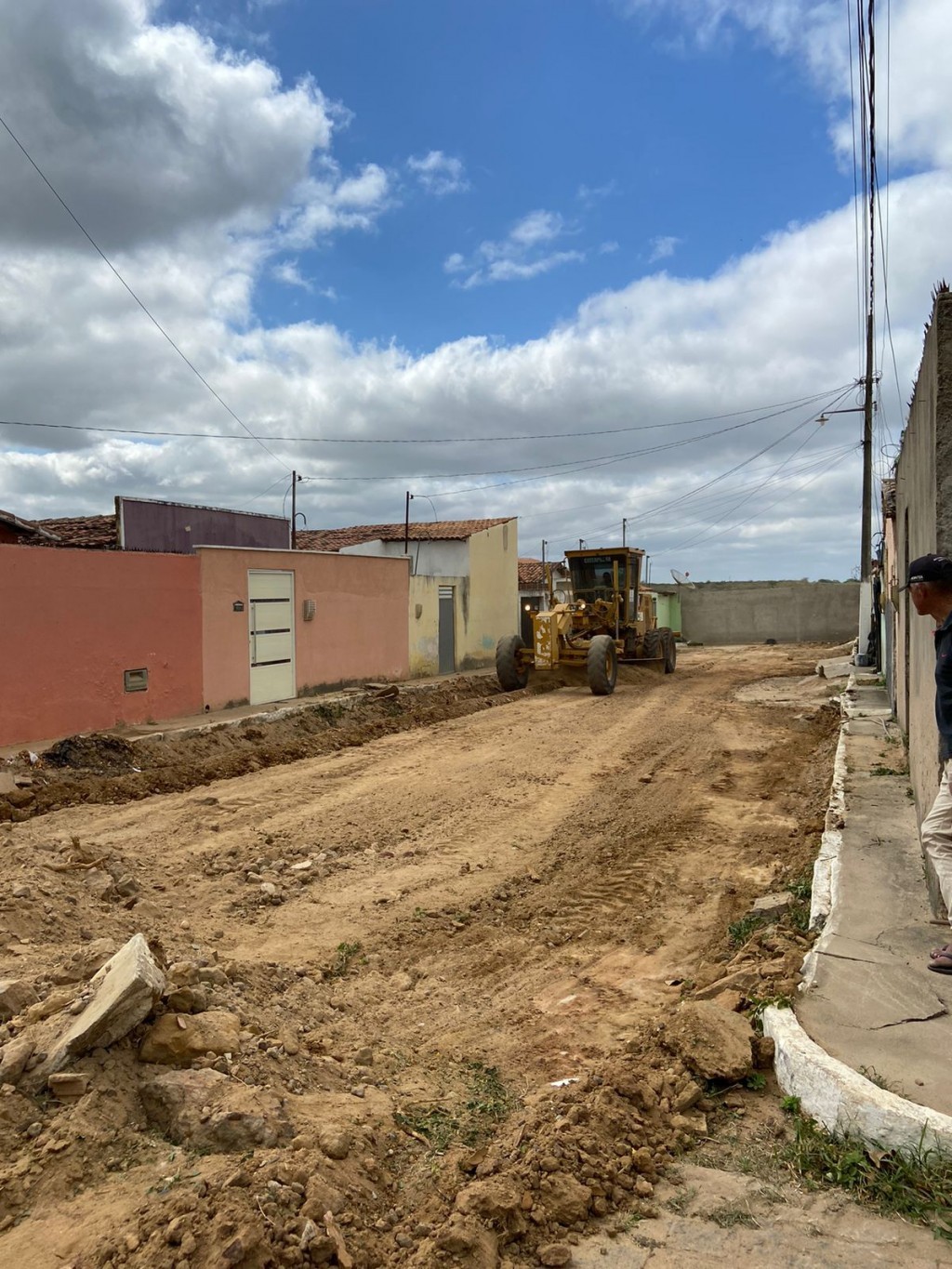 Prefeito Jarson Santos acompanha terraplanagem para pavimentação no conjunto mãe lolo.