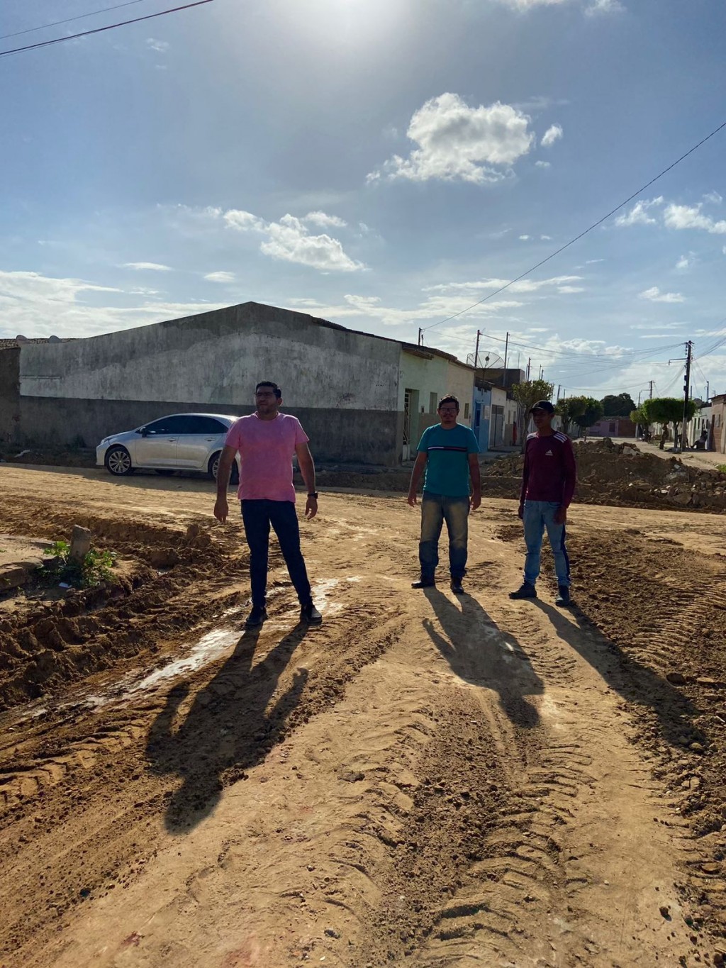 Prefeito Jarson Santos acompanha mais uma obra de terraplanagem para pavimentação em paralelepípedo.