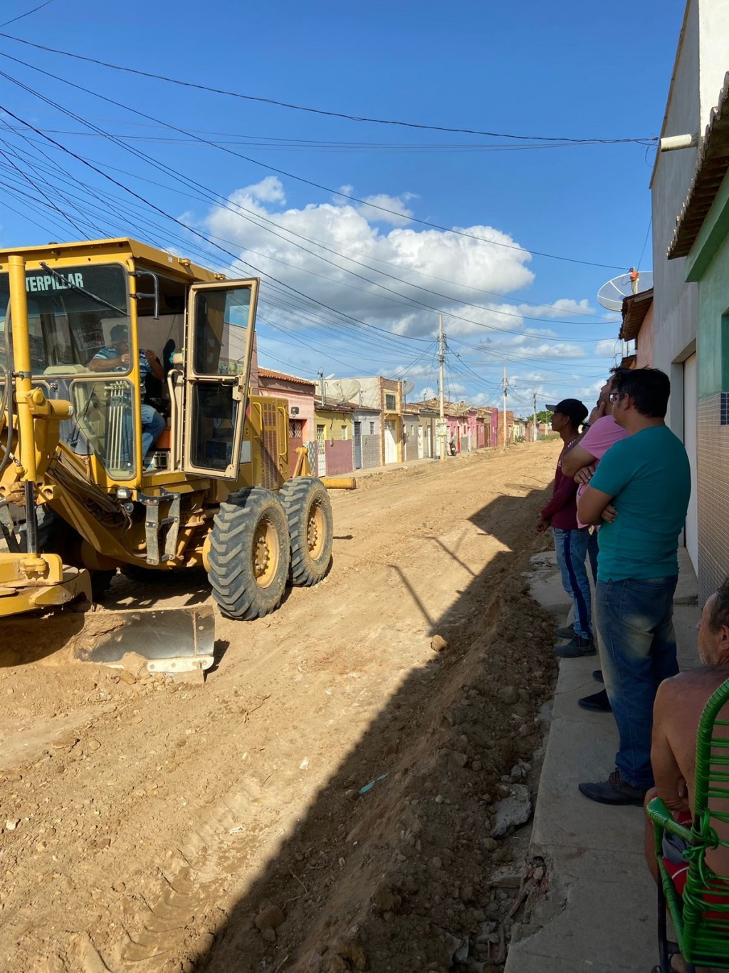 Prefeito Jarson Santos acompanha mais uma obra de terraplanagem para pavimentação em paralelepípedo.