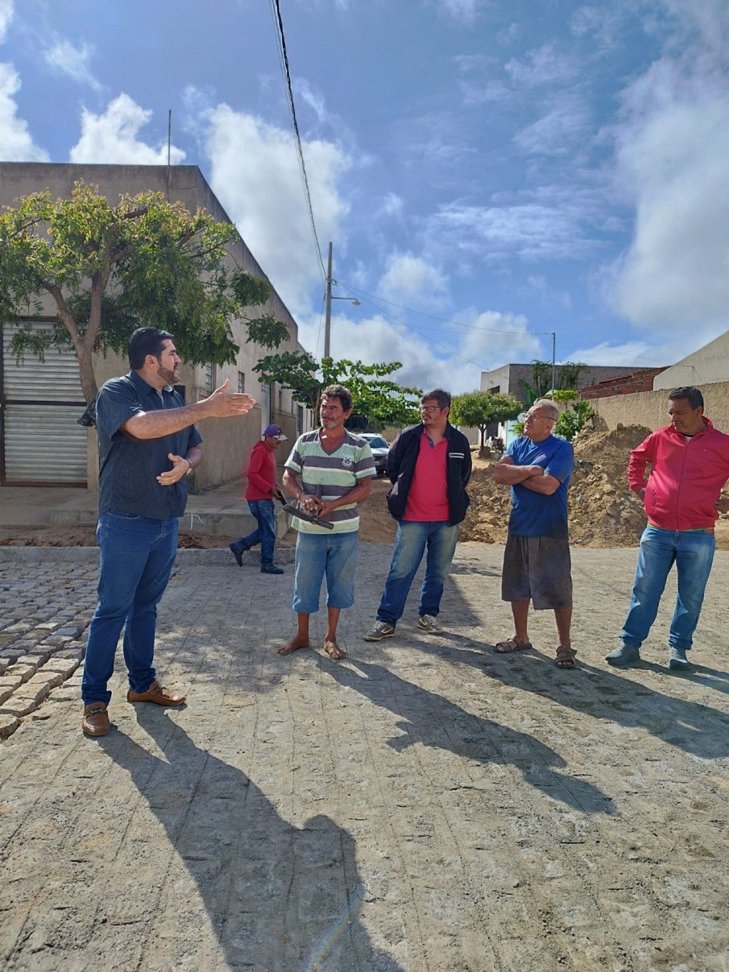 Prefeito Jarson acompanha obras de pavimentação na Rua 06 de Junho