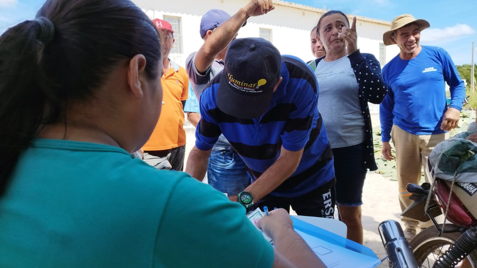 Prefeitura de Nova Floresta entrega raquetes de palma-forrageira na zona rural