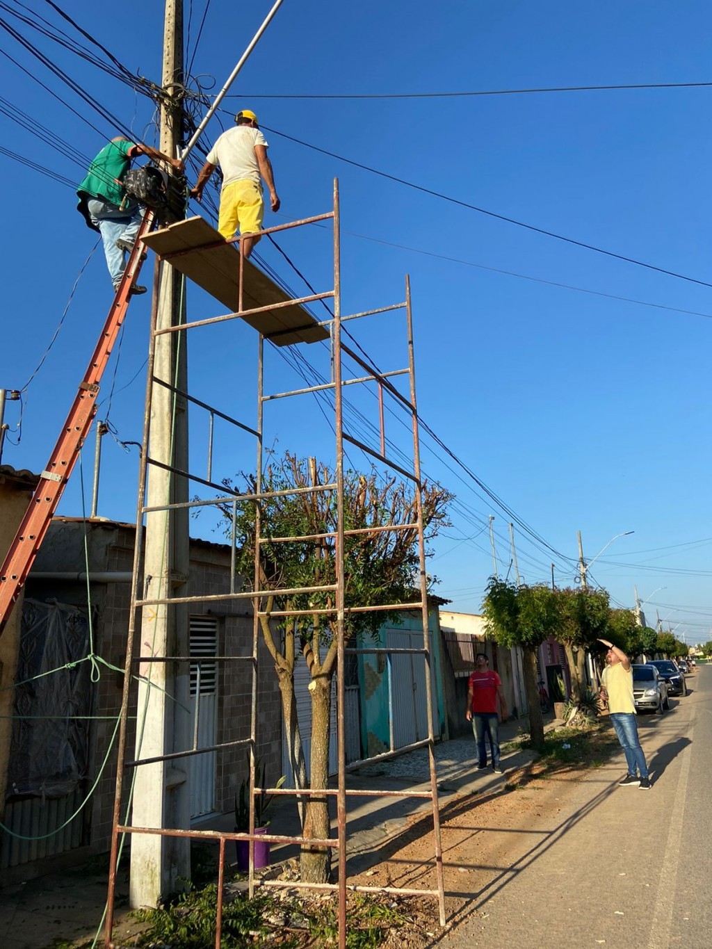 Prefeitura de Nova Floresta inicia substituição de lâmpadas comuns por lâmpadas de LED.