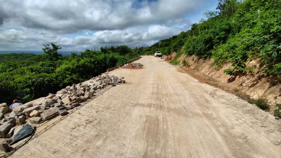 Prefeito Jarson acompanha obras na ladeira da Pedra D'água
