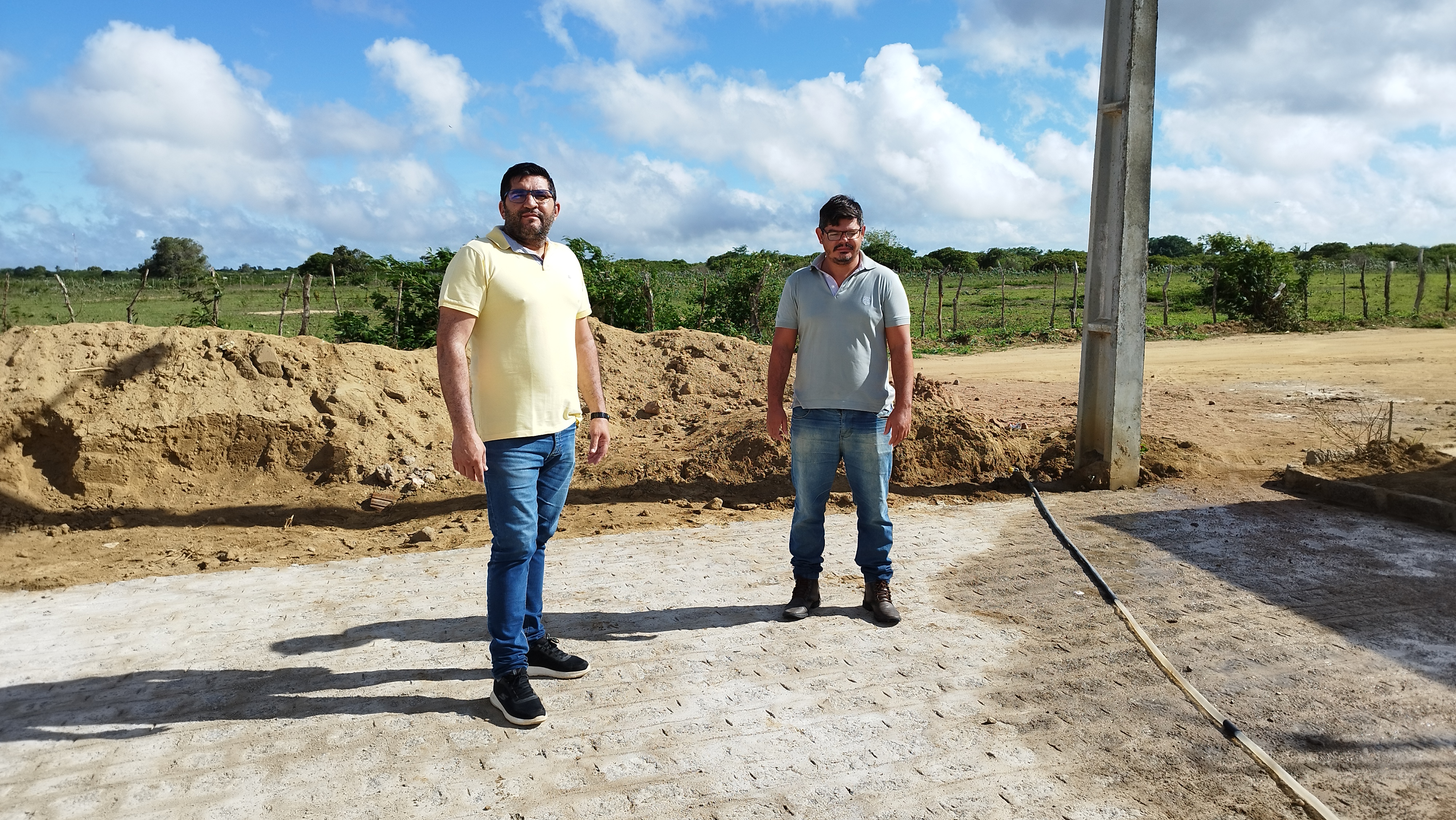 Prefeito Jarson acompanha obras de pavimentação da rua Antônio Maximínio