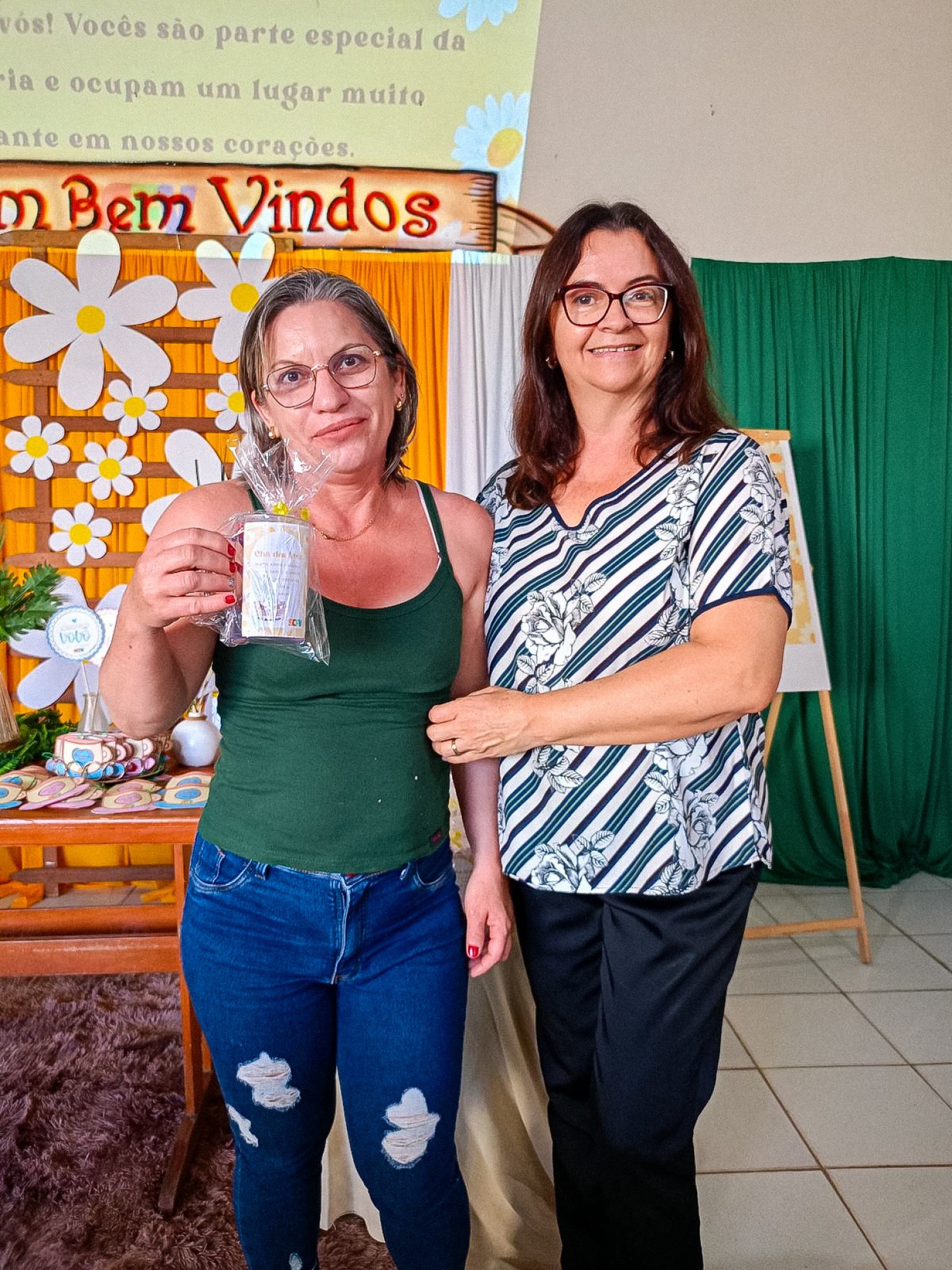 Chá dos Avós emociona usuários do SCFV com homenagens e música