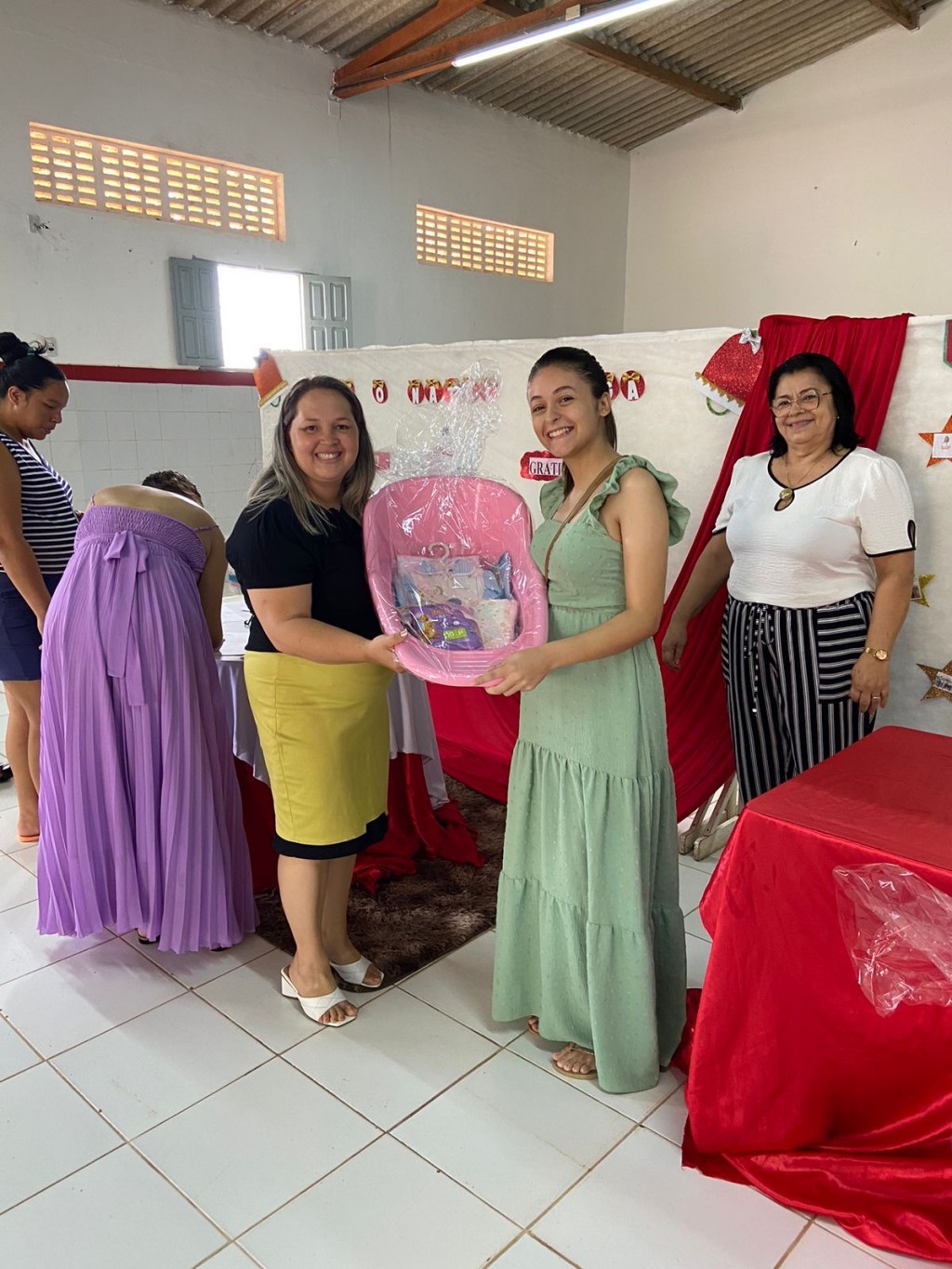 Prefeitura de Nova Floresta realiza última entrega de kits bebê do ano.