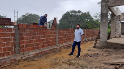 Prefeito Jarson acompanha obras de construção de nova creche