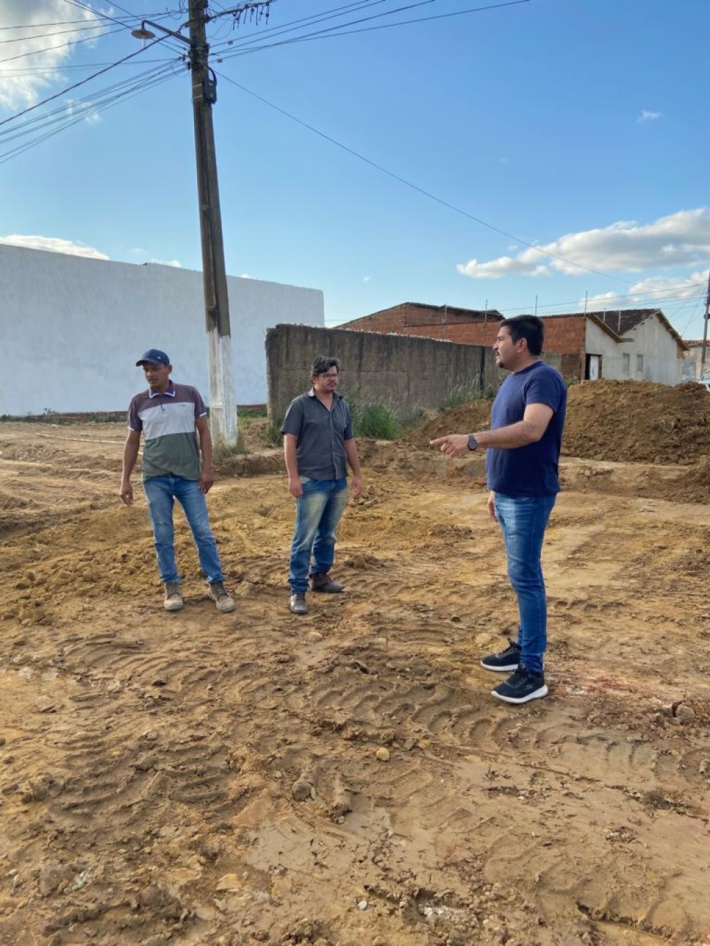 Prefeito Jarson acompanha terraplanagem da pavimentação da rua Manoel Ferreira de Lima