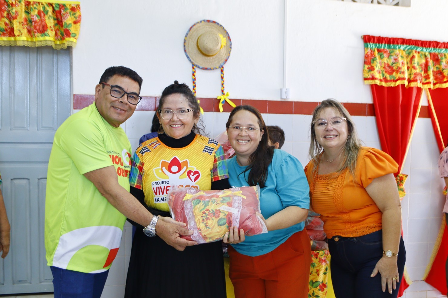 Idosas do CRAS recebem figurinos para apresentações juninas da programação de emancipação política