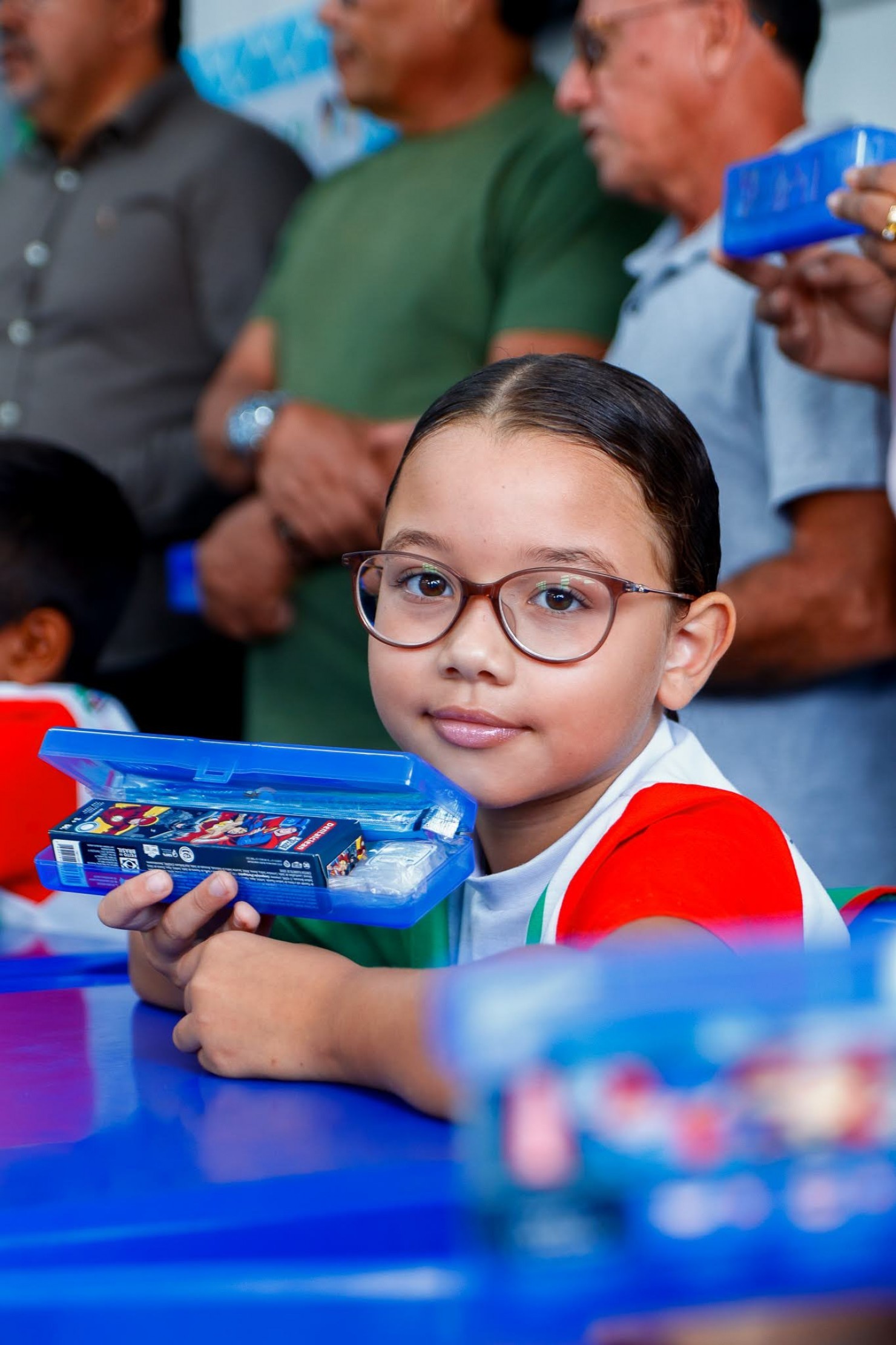 Secretaria de Educação realiza entrega de kits de higiene bucal para alunos da rede municipal
