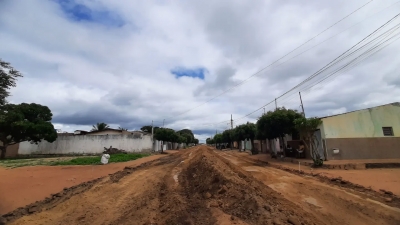 Rua Emídio Evaristo dos Santos começa a receber terraplenagem para pavimentação asfáltica da PB-151