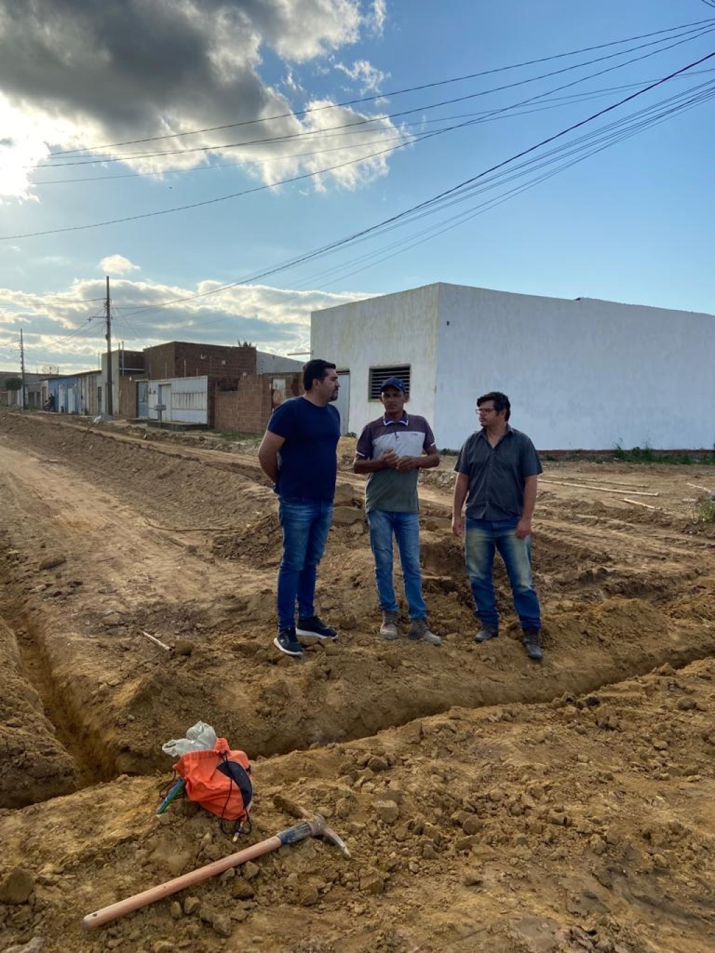 Prefeito Jarson acompanha terraplanagem da pavimentação da rua Manoel Ferreira de Lima