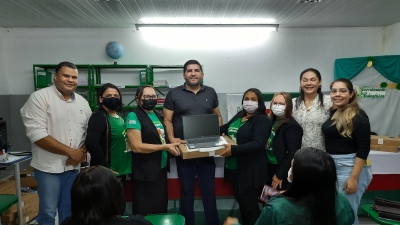 Prefeitura de Nova Floresta entrega notebooks para professores da Rede Municipal de Ensino