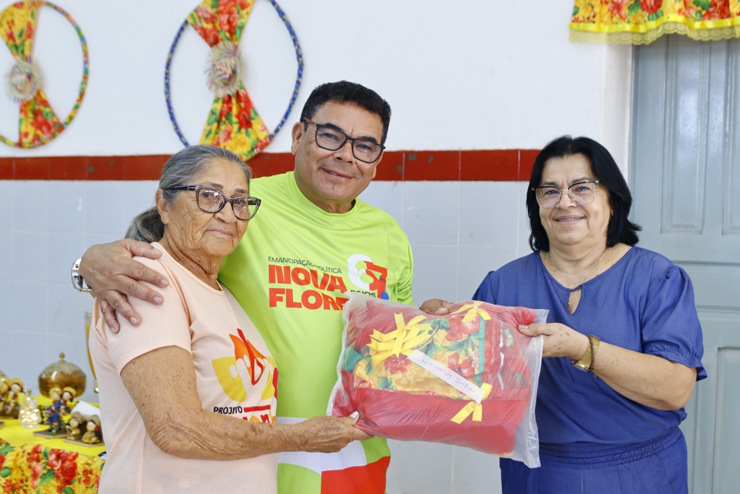 Idosas do CRAS recebem figurinos para apresentações juninas da programação de emancipação política