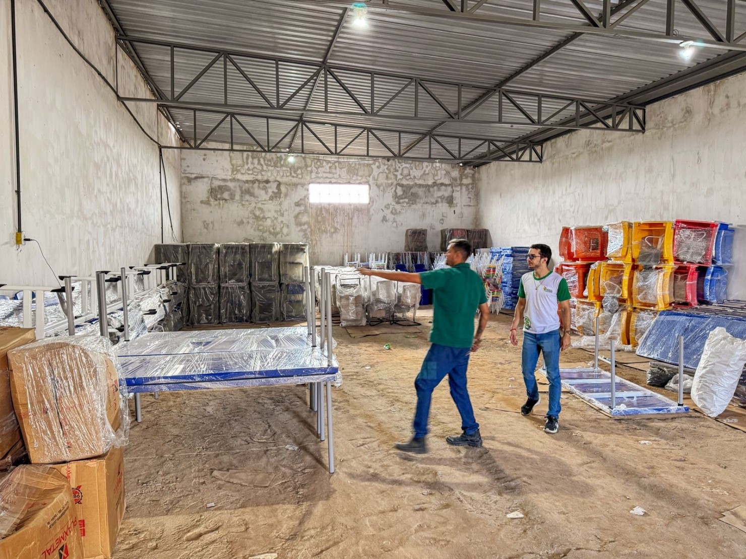 Nova Floresta investe R$ 1,25 milhão em novos mobiliários e inicia montagem para fortalecer a rede municipal de ensino