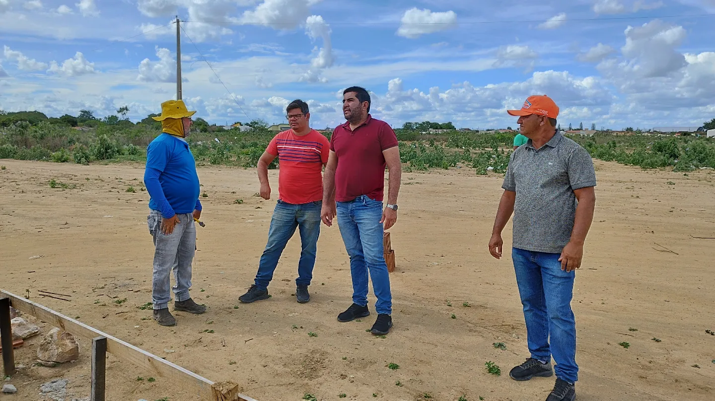 Prefeito Jarson acompanha obras de construção de novo Cemitério