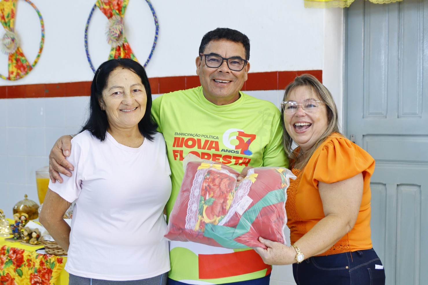 Idosas do CRAS recebem figurinos para apresentações juninas da programação de emancipação política