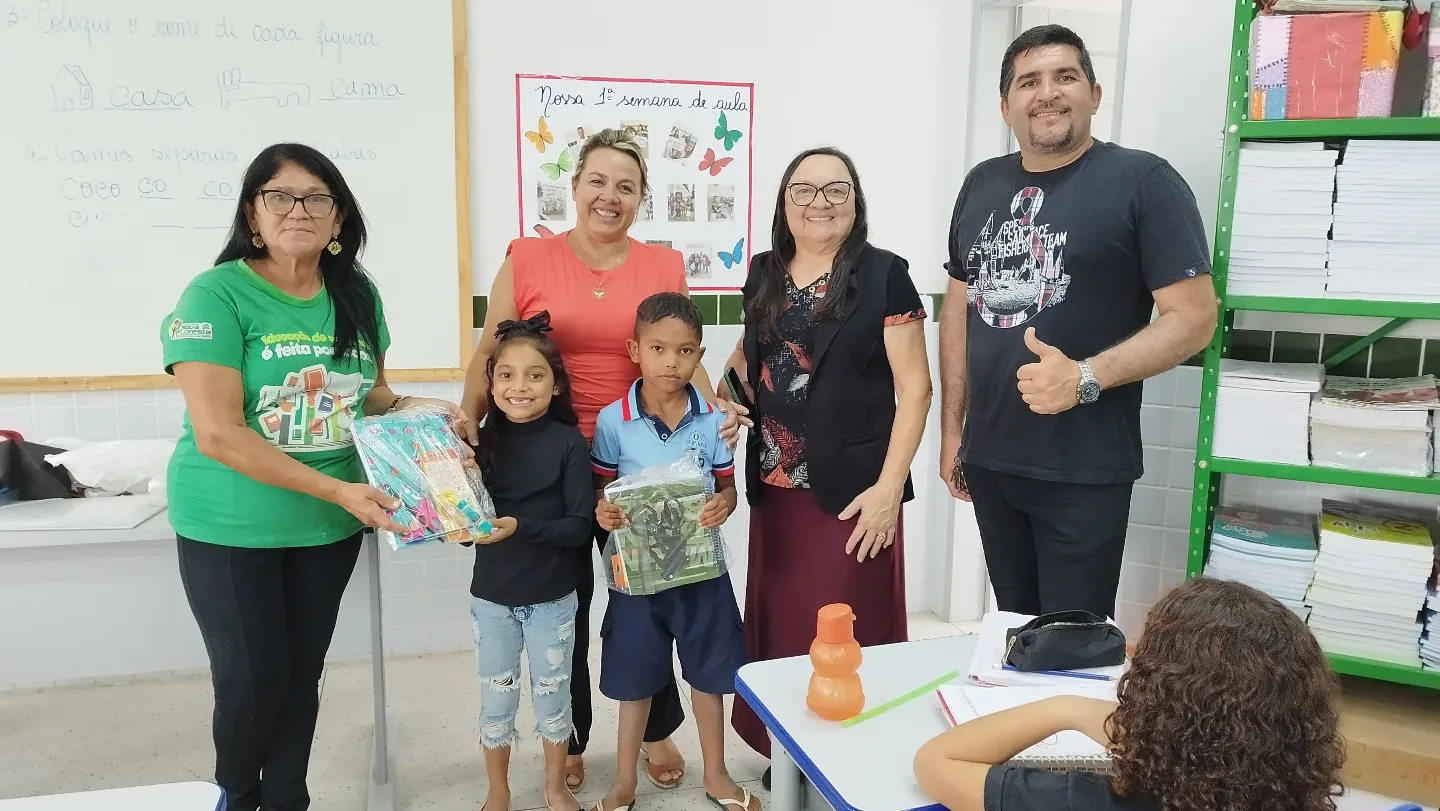 Alunos da Rede Municipal de Ensino recebem kits escolares