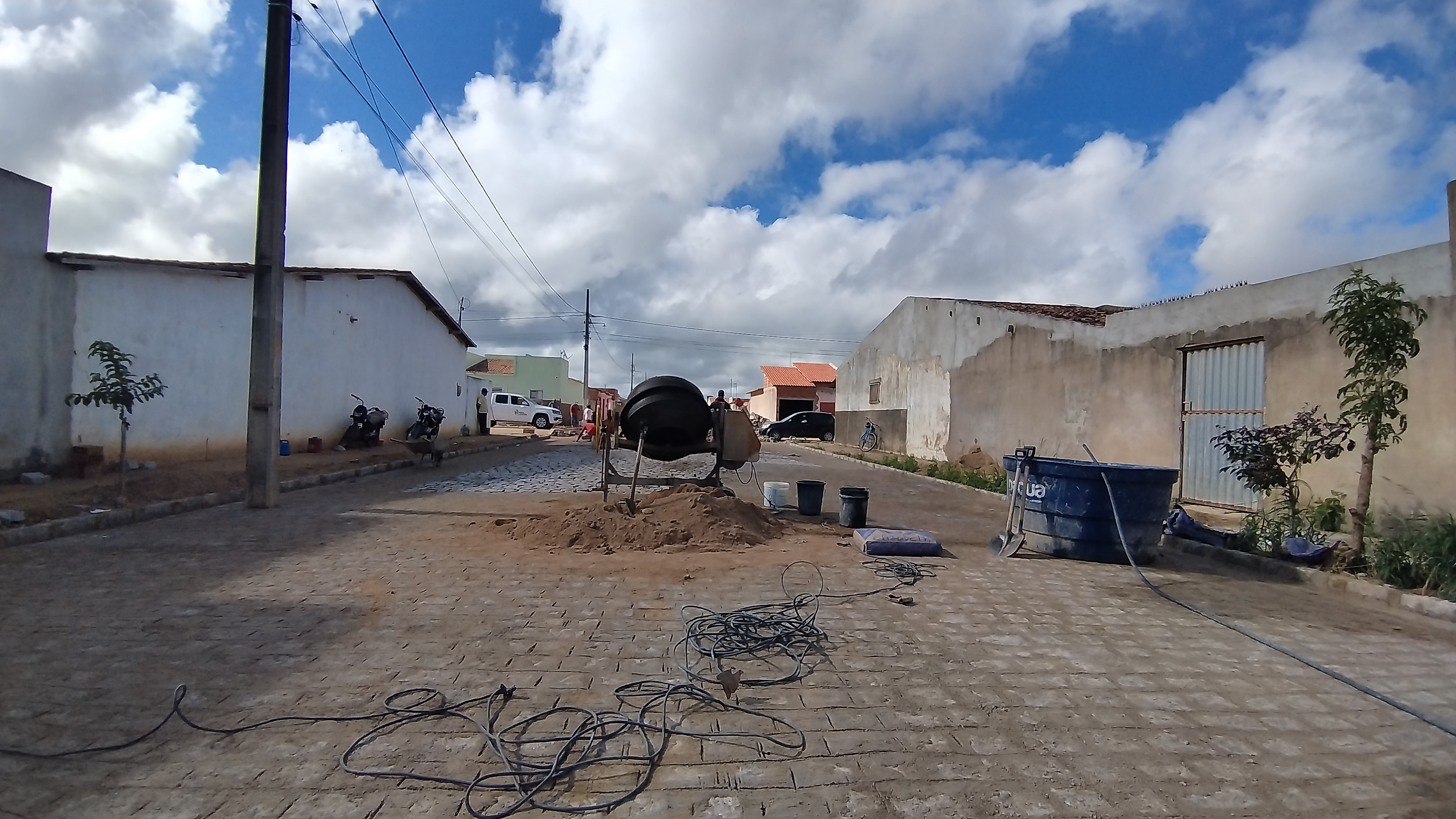 Prefeito Jarson acompanha obras de pavimentação da rua Antônio Maximínio