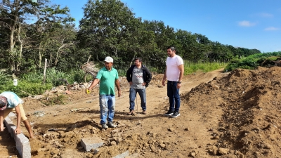Prefeito Jarson acompanha obras de pavimentação de trecho da rua João Nilo Dantas