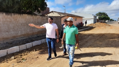 Prefeito Jarson acompanha obras de pavimentação de trecho da rua João Nilo Dantas
