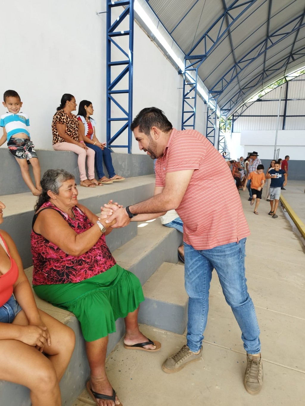 Prefeitura de Nova Floresta realiza Forró dos Idosos especial de Dia dos Pais e entrega fardamentos