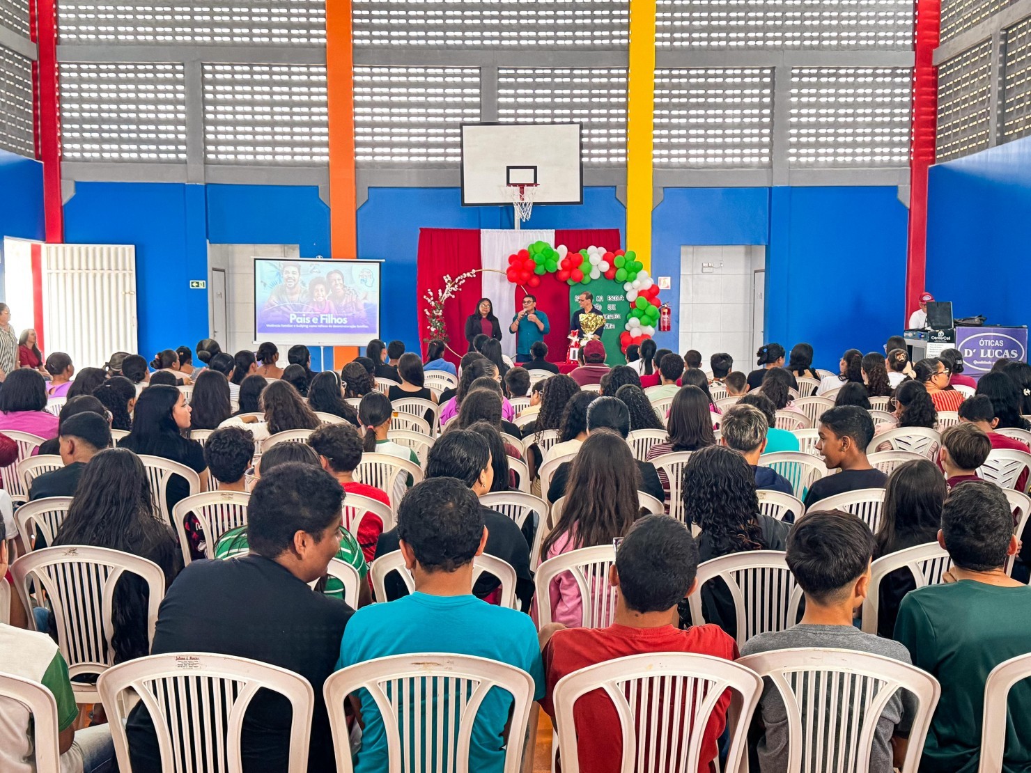 Escola Papa Paulo VI promove encontro com famílias para discutir desafios das relações entre pais e filhos