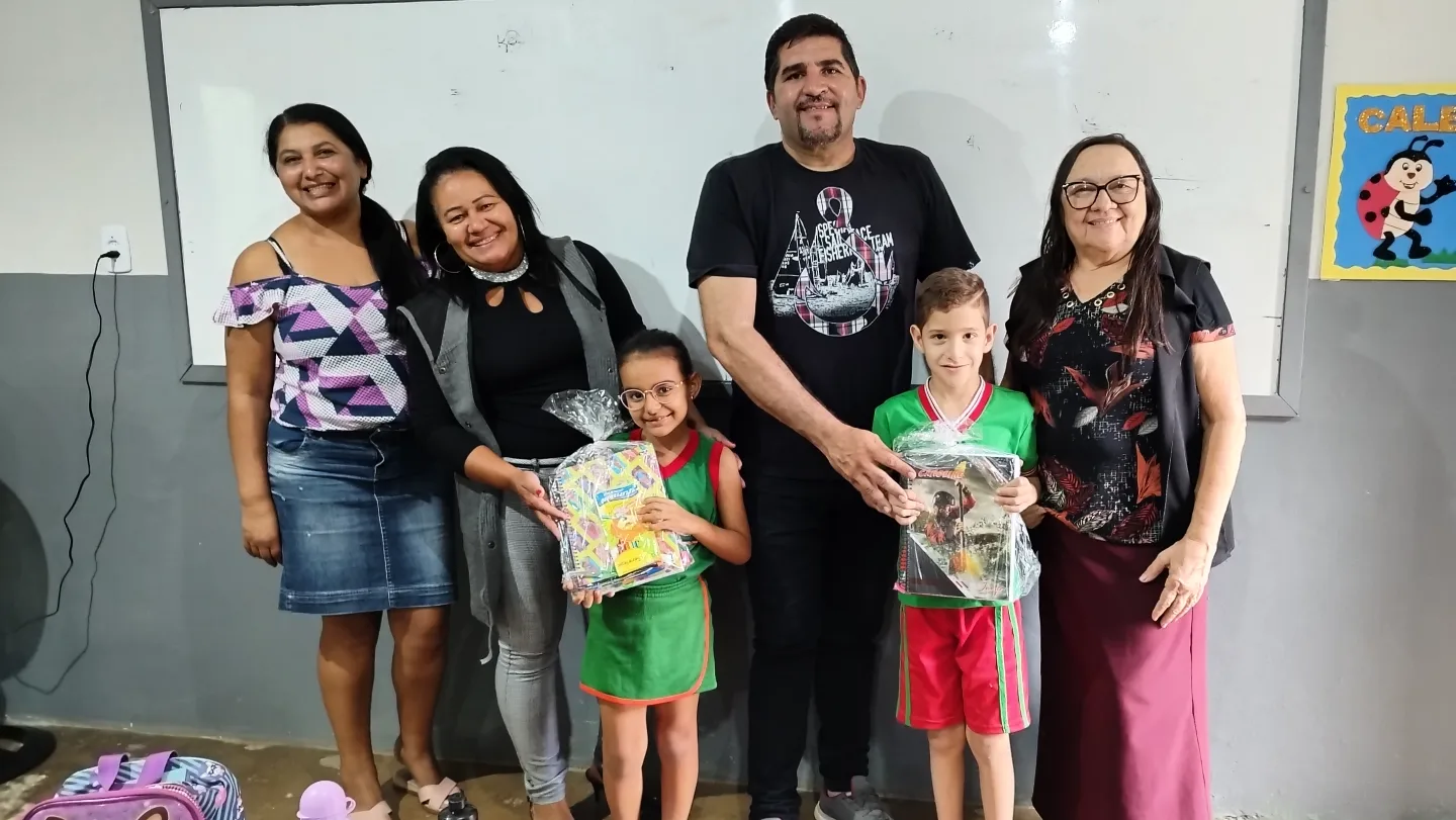 Alunos da Rede Municipal de Ensino recebem kits escolares