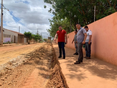 PREFEITURA INICIA AS OBRAS DE TERRAPLANAGEM NA RUA MANUEL JOÃO FILHO PARA PAVIMENTAÇÃO