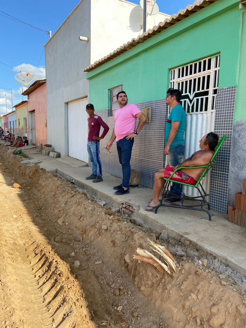 Prefeito Jarson Santos acompanha mais uma obra de terraplanagem para pavimentação em paralelepípedo.