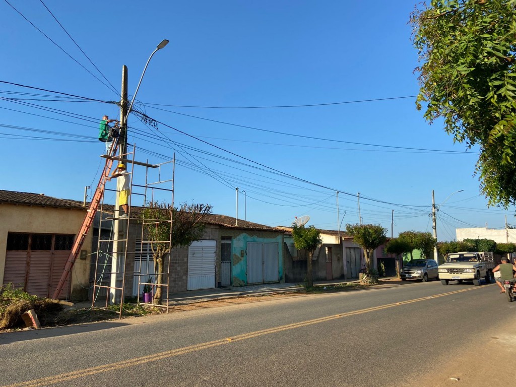 Prefeitura de Nova Floresta inicia substituição de lâmpadas comuns por lâmpadas de LED.