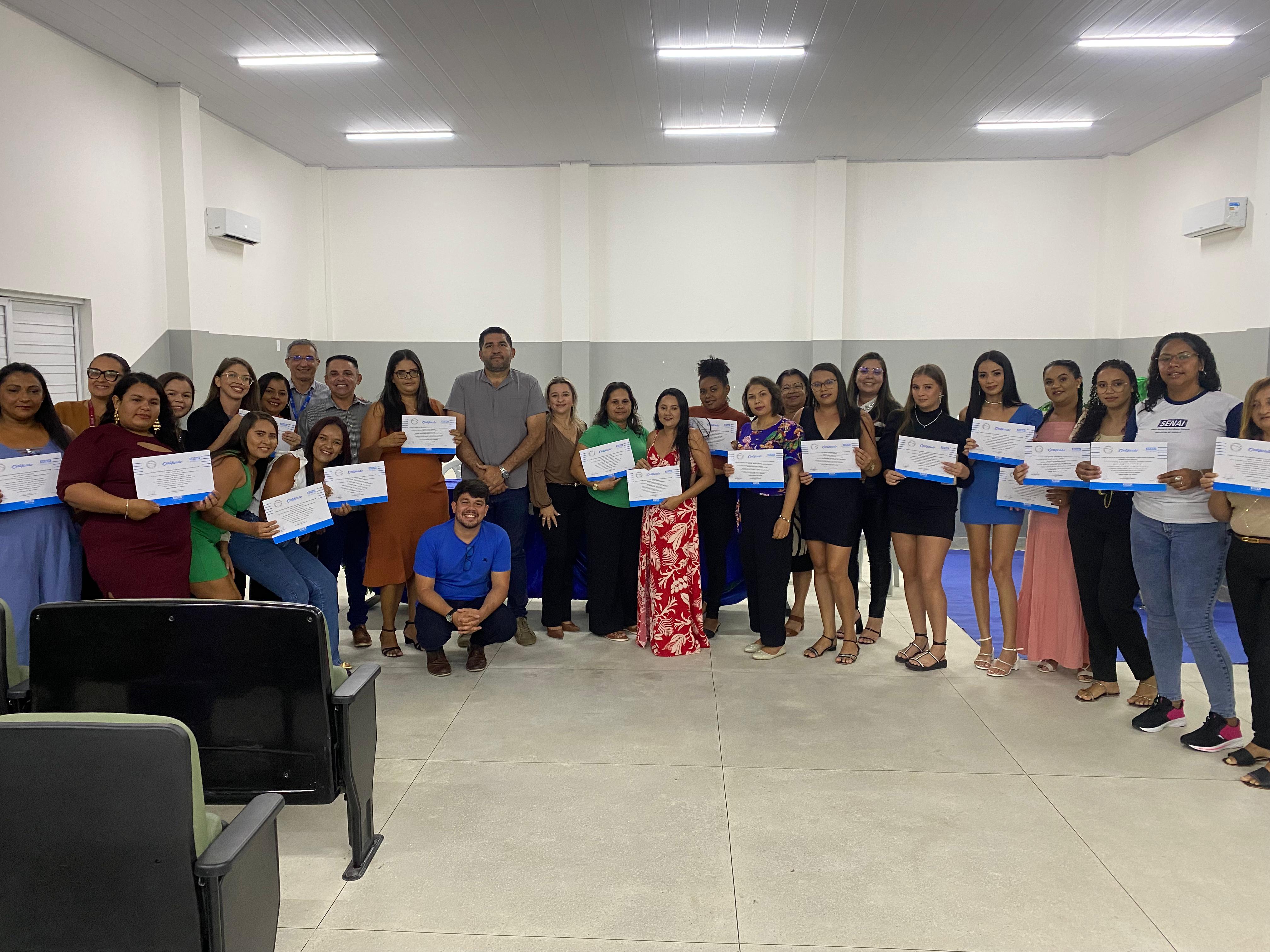 Prefeitura de Nova Floresta realiza entrega de Certificados de Conclusão de Curso Profissionalizante de Confeiteira pelo SENAI