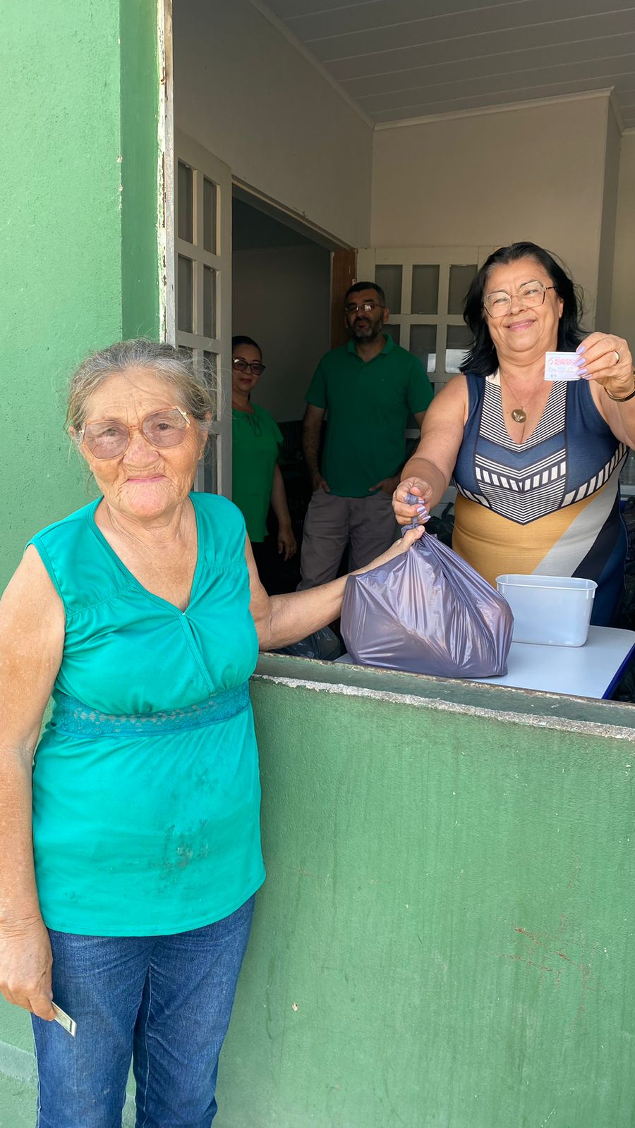 Secretaria de Assistência Social, juntamente com a Prefeitura Municipal de Nova Floresta realizaram mais uma entrega de alimentos através do PAA