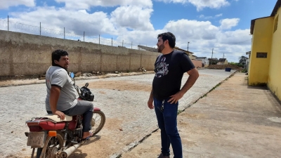 Prefeito Jarson visita obras de pavimentação na rua Menésio Dantas
