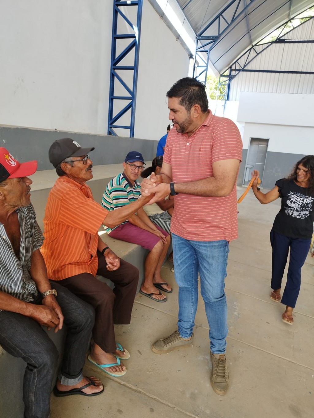 Prefeitura de Nova Floresta realiza Forró dos Idosos especial de Dia dos Pais e entrega fardamentos