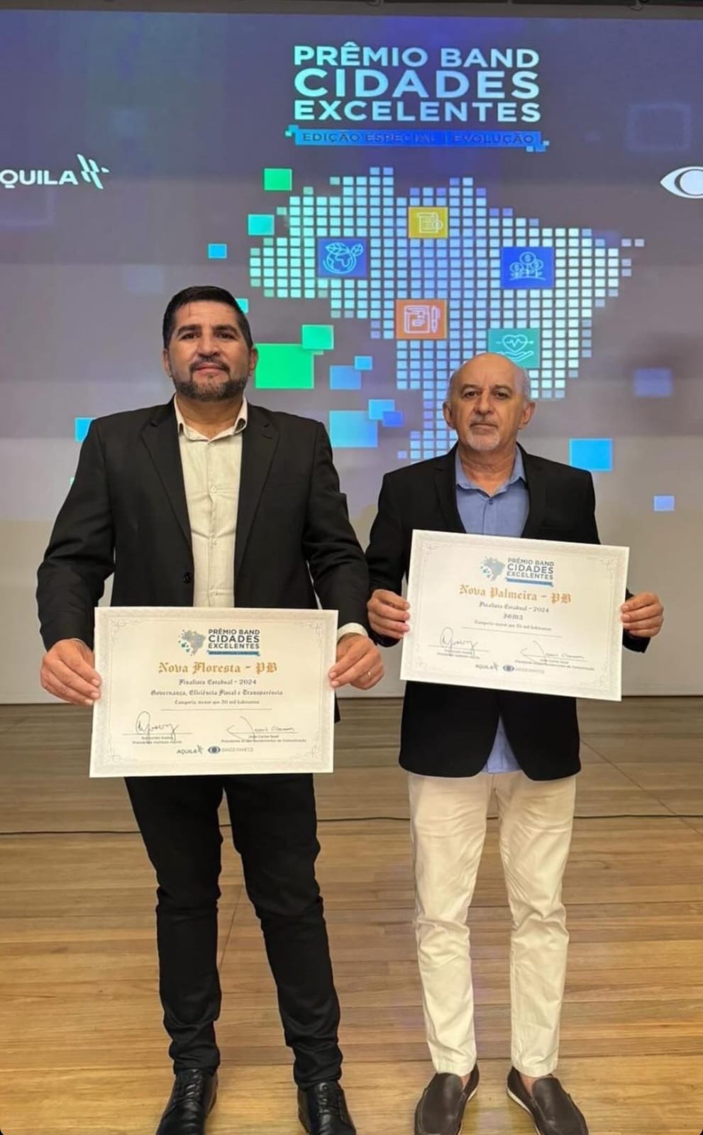 O prefeito Jarson Santos recebe premiação do Band Cidades Excelentes