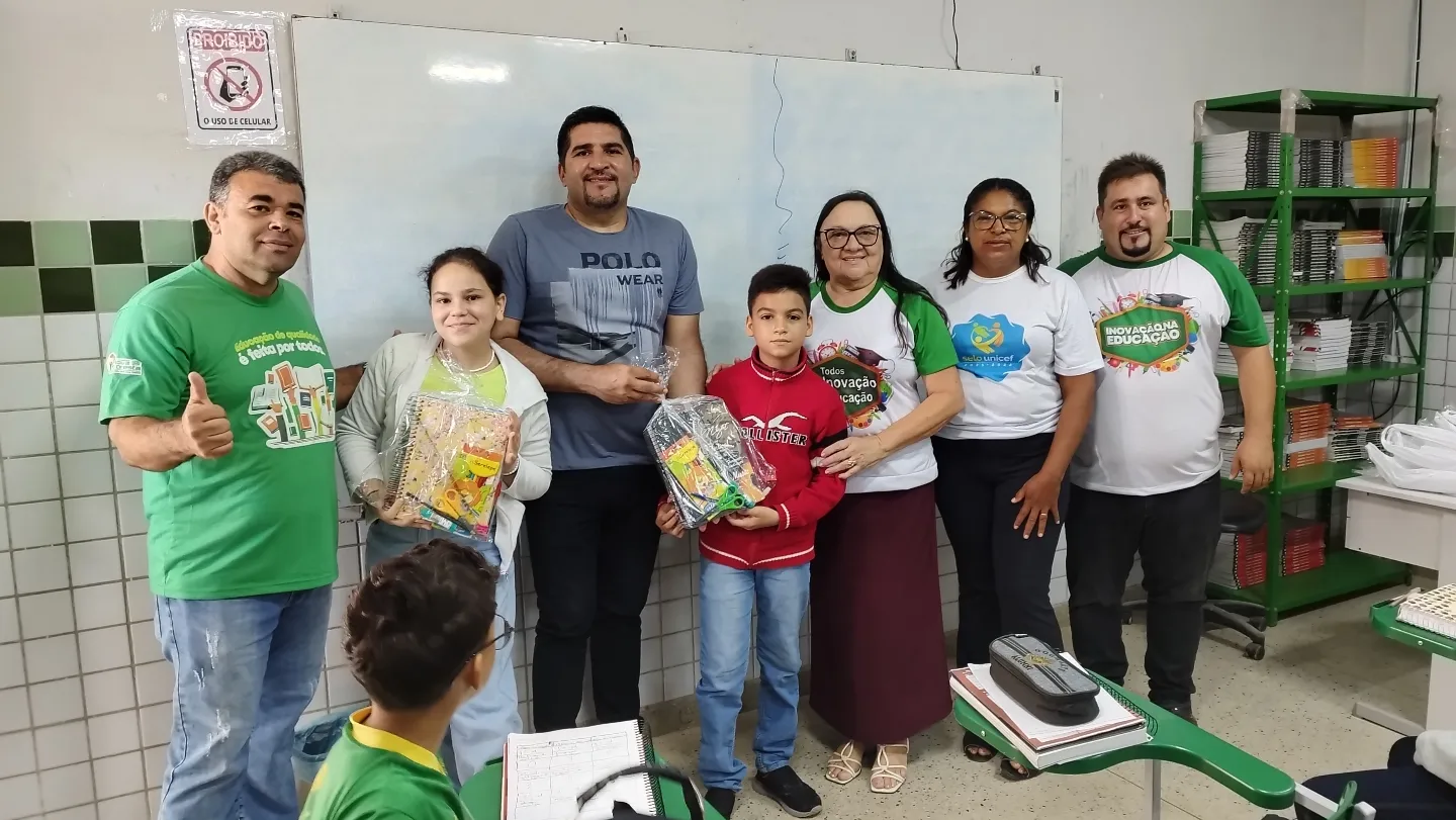Alunos da Rede Municipal de Ensino recebem kits escolares